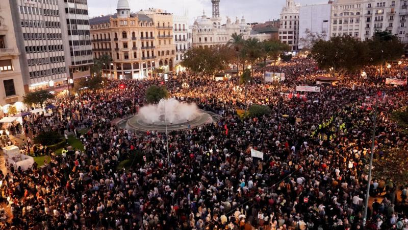 У Валенсії розпочались масові акції протесту внаслідок руйнівних повеней, що спіткали Іспанію.