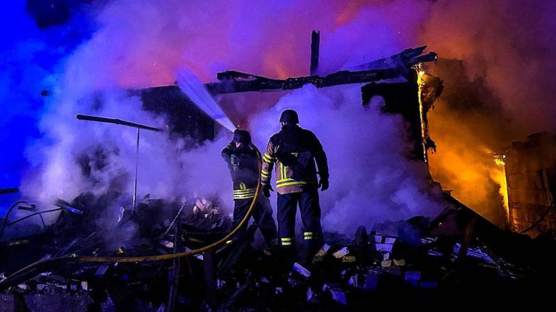 Окупаційні сили атакували промисловий об'єкт у Сумській області, викликавши потужний спалах пожежі.