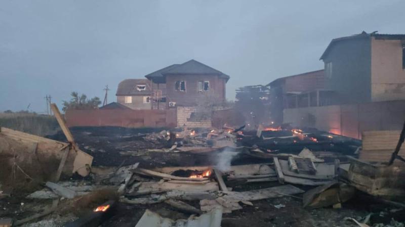 Російські військові знову завдали удару по Одещині, внаслідок чого постраждали база відпочинку та житлові будівлі.
