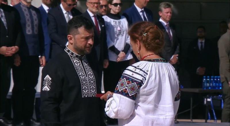 Зеленський передав орден загиблого бійця та військового журналіста Руслана Ганущака його дружині.