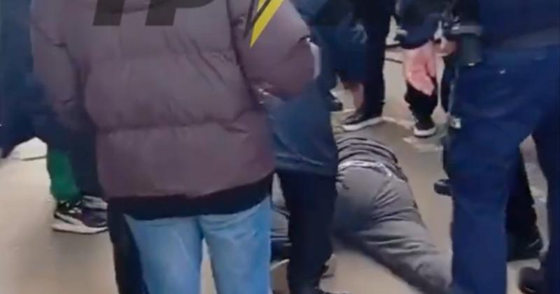 Правоохоронці намагалися доправити військовозобов'язаного до територіального центру комплектування в Харкові, але місцеві мешканці втручалися, і чоловік зміг втекти. ВІДЕО.