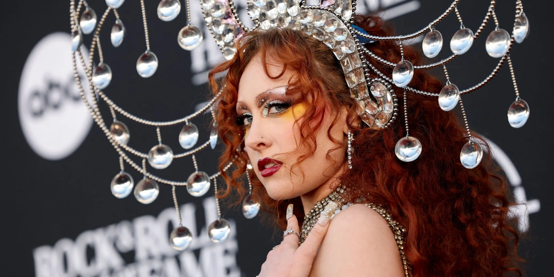 У спідниці, виготовленій з газетних вирізок, Чаппелл Роан вразила всіх своїм екстравагантним стилем, віддаючи данину поваги співачці Сінді Лаупер.