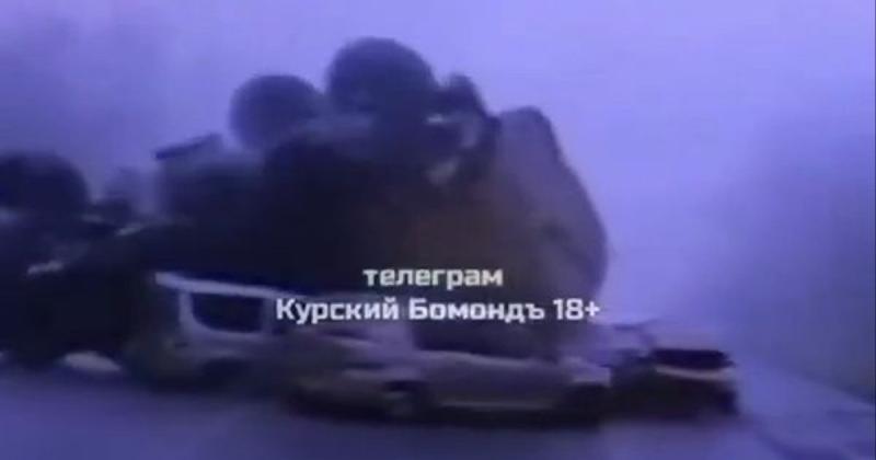 Вантажний автомобіль російських збройних сил переїхав три легкові машини на шосе неподалік Курська. ВІДЕО