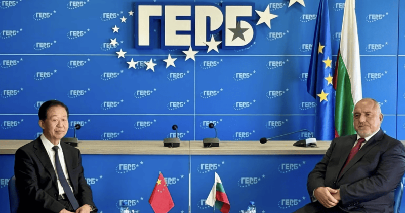 Болгарська правляча партія зняла український прапор, пояснивши своє рішення.