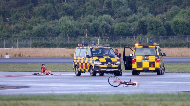 В Німеччині екоактивісти були оштрафовані на 403 тисячі євро за перешкоджання функціонуванню аеропорту.