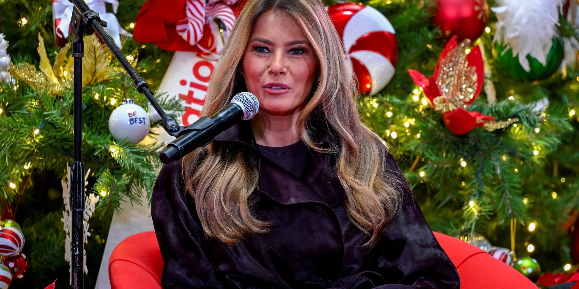 Меланія Трамп була одягнена в сукню від Valentino під час концерту Андреа Бочеллі, який пройшов у Білому домі.