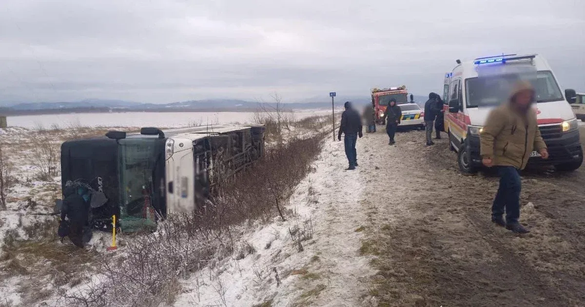 Трагічна подія на шляхах Калущини: маршрутний автобус з'їхав у кювет, внаслідок чого є жертви та постраждалі.