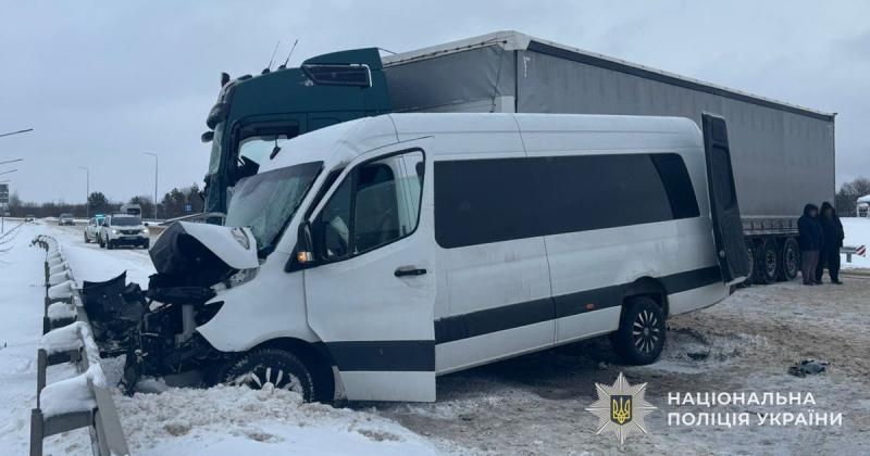 На Львівщині сталося зіткнення між мікроавтобусом та вантажівкою: внаслідок аварії загинула одна особа, п'ятеро отримали травми. ФОТОзвіт.