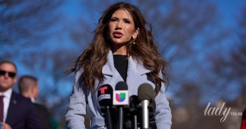 У світло-блакитному пальті та з хвилястим волоссям: міністерка внутрішньої безпеки США з'явилася перед журналістами в елегантному образі.