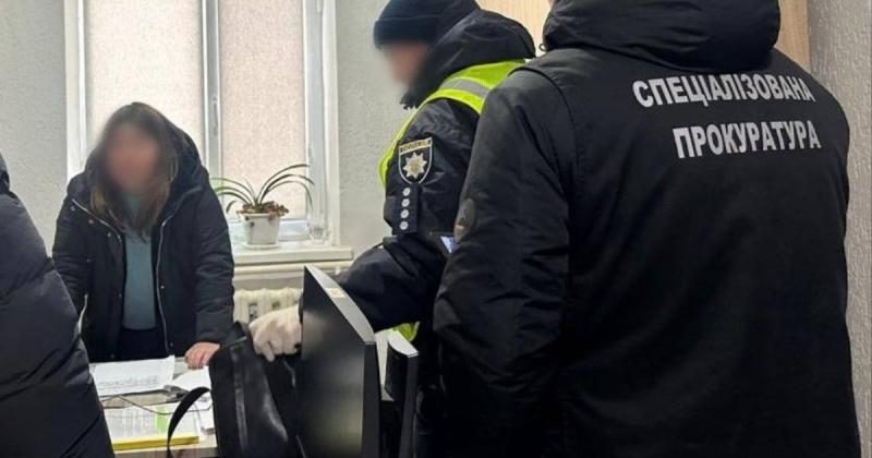 Вимагаючи $5 тисяч у матері загиблого військового, правоохоронці викрили чиновницю ТЦК у Вінницькій області, повідомляє Офіс Генерального прокурора. ФОТО.