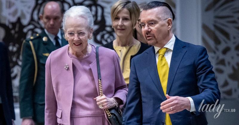 У бузковій сукні та жакеті в тон: елегантна королева Маргрете II відвідала лекцію.