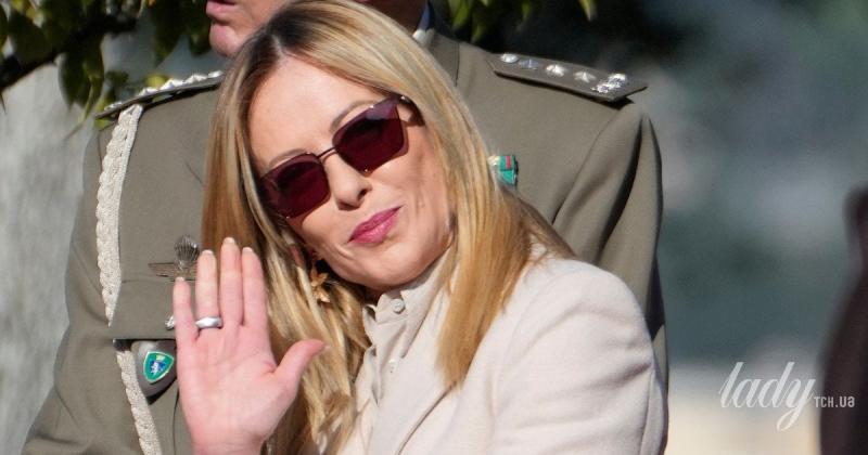 В образі, що нагадує відтінок вівсянки, та в сонцезахисних окулярах: Джорджа Мелоні під час зустрічі з канцлером Німеччини.