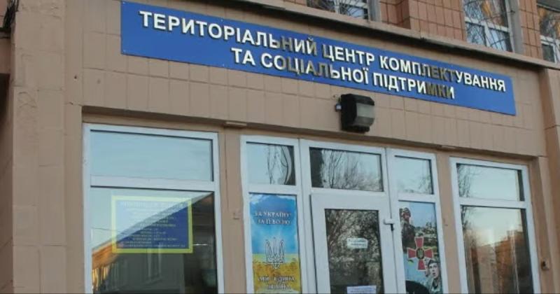 Військовий із ТЦК у Житомирській області використав стартовий пістолет під час проведення мобілізаційних дій. За інформацією поліції, жоден з присутніх не постраждав.