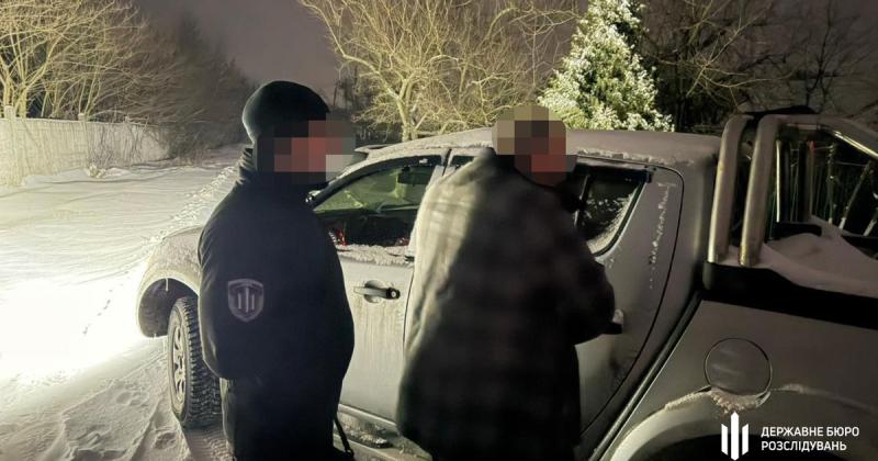 Офіцеру на Черкащині висунули підозру за те, що він змусив солдатів стати на коліна та жорстоко побив свого підлеглого, повідомляє Державне бюро розслідувань.