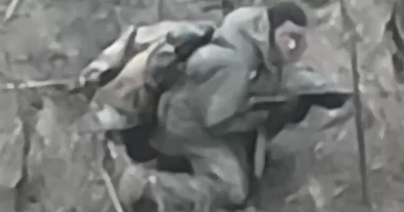 Африканський контрактник, що служить у збройних силах Росії, озброєний і готовий до бою, чекає на атаку українського безпілотника серед поля. ВІДЕО