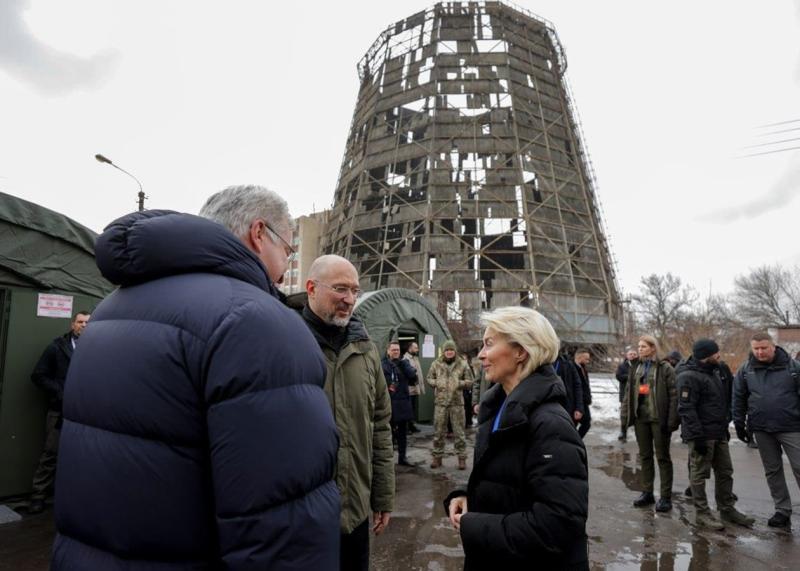 Прем'єр-міністри відвідали одну з ТЕЦ у Києві, що постраждала внаслідок атак Росії.