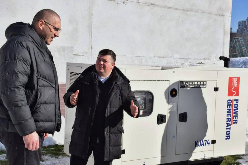 Під гуркіт сирен і в обмежених притулках: чому видатні польські благодійники завітали до київського Подолу?