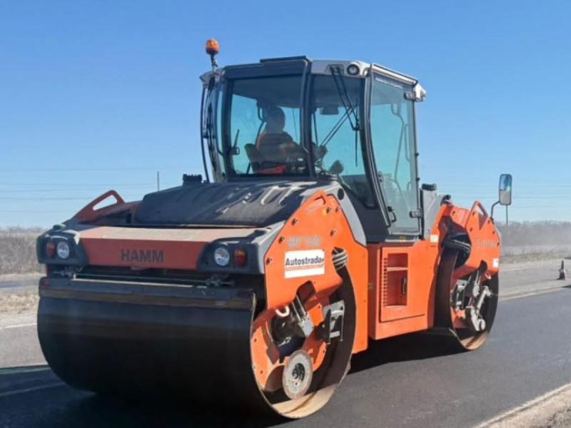 Однією смугою для проїзду: на виїзді з Вінниці введено обмеження руху у зв'язку з ремонтом дороги - затримка до 20 хвилин.