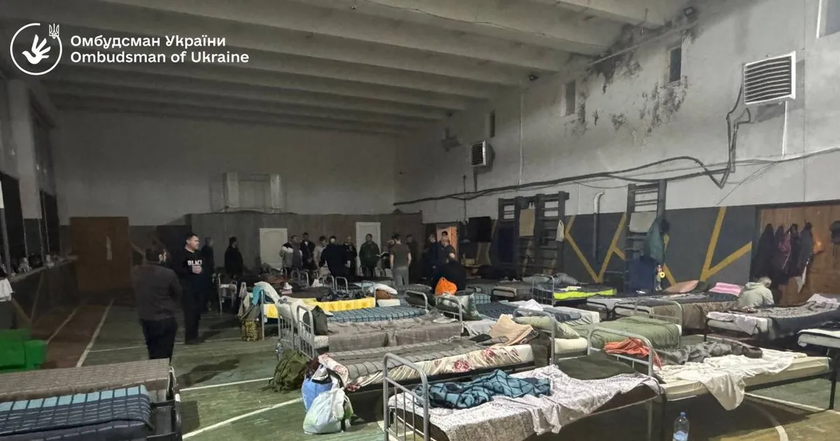 Скандал в Ужгородському районному територіальному центрі комплектування: Уповноважений з прав людини виявив факти незаконного утримання громадян та жахливі умови антисанітарії.
