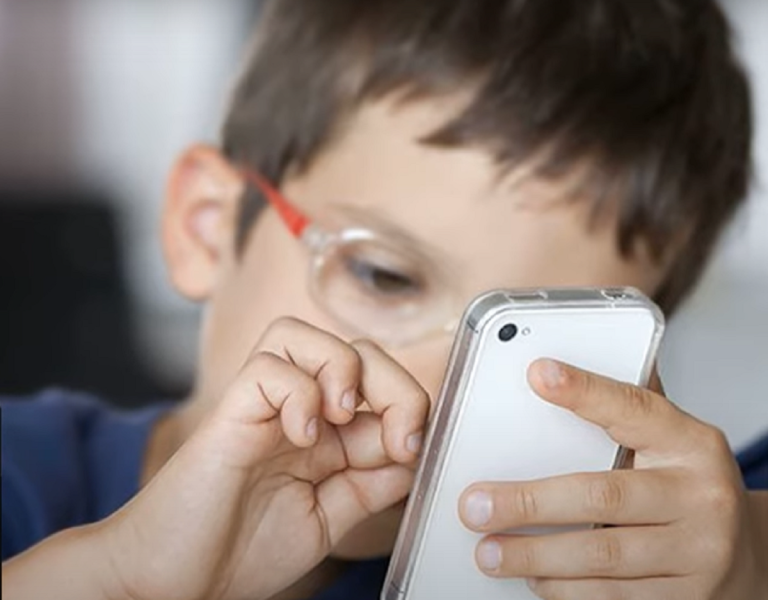 На законодавчому рівні в Україні буде введено заборону на використання соціальних мереж для дітей.