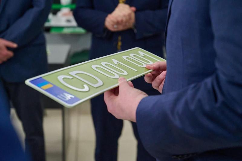 Оливковий колір замість білого: кому нададуть нові номерні знаки? - 20 хвилин