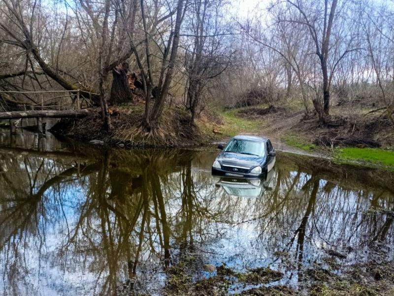 Не вдалий намір зекономити час: на Вінниччині автомобіль застряг у річці - 20 хвилин.