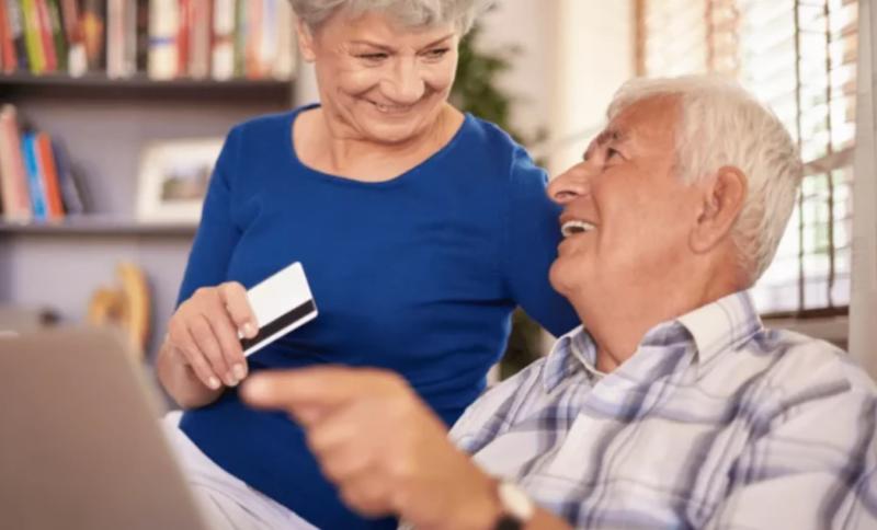 Для тих, хто досяг віку 65 років і більше: уряд проведе перерахунок пенсій.