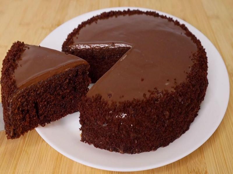 Шоколадний пиріг на плиті: швидкий десерт за 20 хвилин без зайвих турбот.