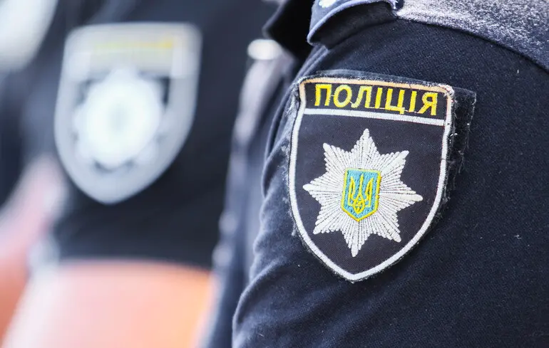 У Києві відбулася стрілянина, під час якої чоловік відкрив вогонь по перехожих і взяв кількох людей у заручники. Є інформація про загиблу особу та кілька поранених.