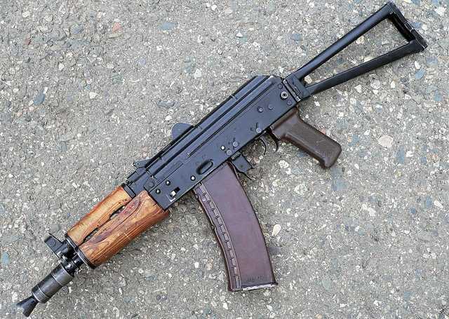 У Києві сталася стрілянина на одній з вулиць, в результаті якої одна особа загинула, а багато інших отримали поранення: подробиці події.