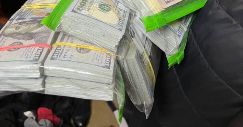 Обшуки у глави військово-лікарської комісії Закарпатської області: підозрюють у отриманні хабаря та виявлено значні суми готівки.