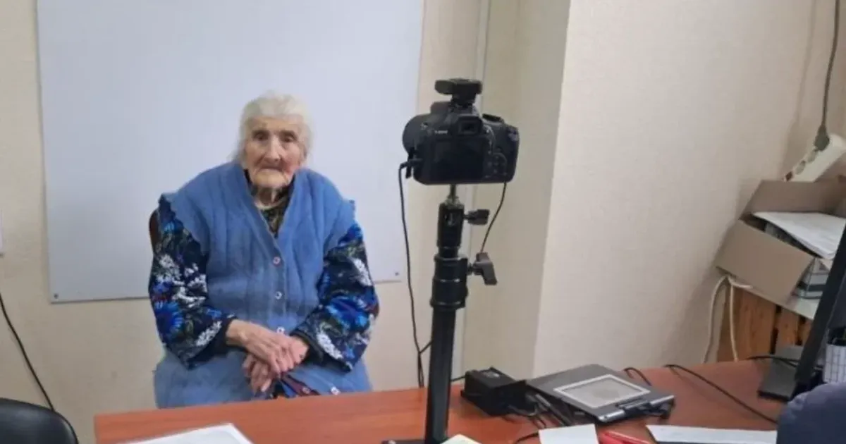 Вік не стає на заваді для мандрівок: столітня жителька Слов'янська отримує закордонний паспорт.