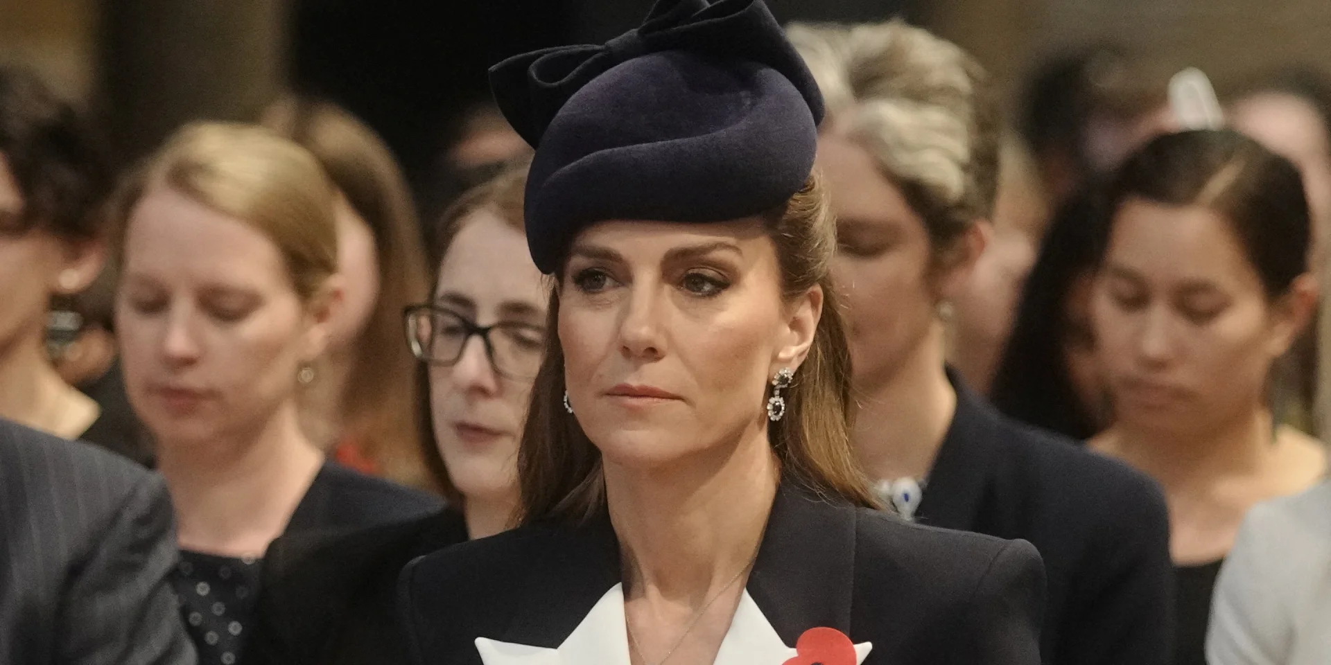 Моє монохромне вбрання стало ще більш виразним. Кейт Міддлтон прикрасила свій образ серйозними серйозками, які належали принцесі Діані, під час поминальної служби у Вестмінстерському абатстві.