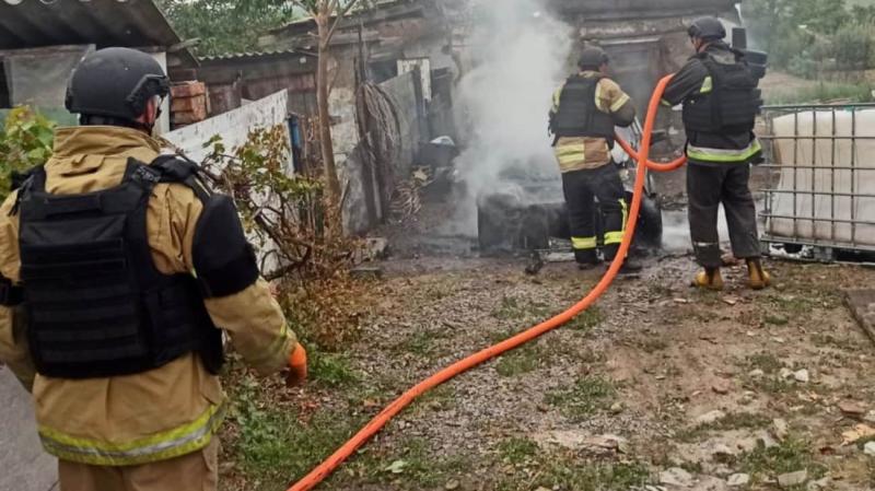 Вночі загарбники здійснили напад на Корабельний район Херсона, внаслідок чого постраждали двоє осіб.