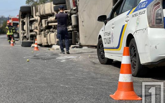 В Кривому Розі сталася ДТП з вантажівкою, що перевозила понад сто свиней (ФОТО)