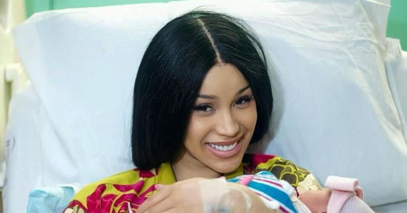 Скандально відома реперка Cardi B втретє стала матір'ю та була помічена разом із чоловіком, з яким вона раніше розлучилася.