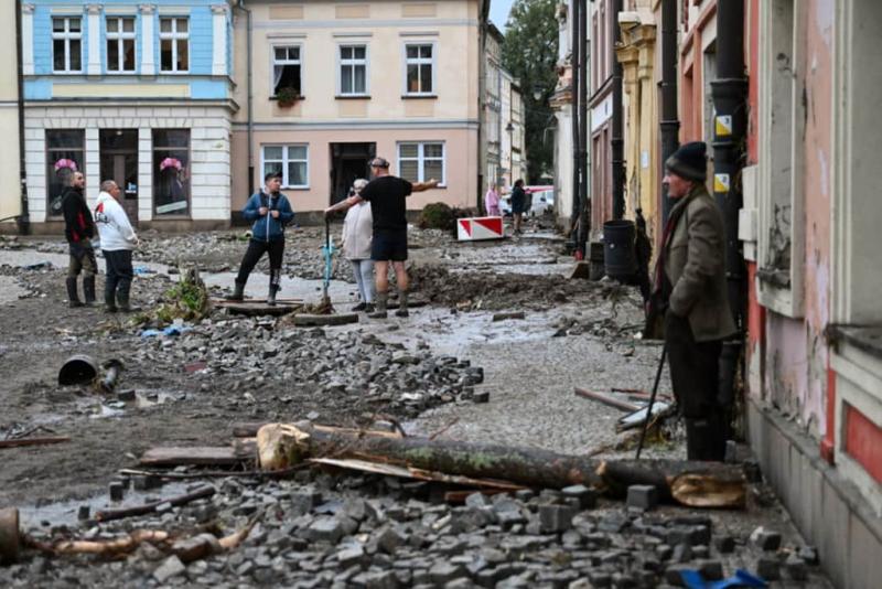 У Польщі з'явилися фотографії, що ілюструють наслідки руйнівної повені, яка вразила південні регіони країни.