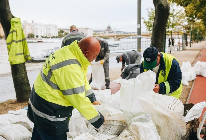 Велика вода досягла території Угорщини, і там активно готуються до можливих повеней.