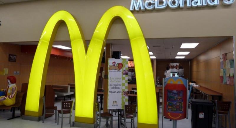 Колишній працівник McDonald's поділився маловідомими інгредієнтами та корисними порадами, які здивують багатьох.