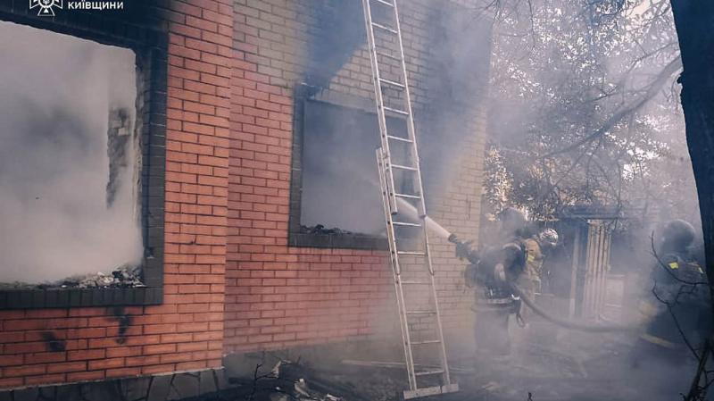 На Київщині будівля знищена внаслідок падіння частини безпілотника - повідомляє ДСНС.