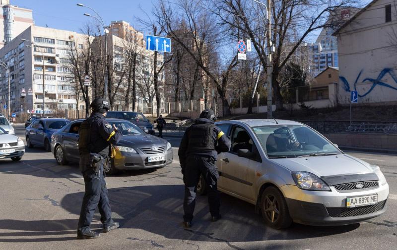 Ці рекомендації повинні бути відомі кожному: як діяти, якщо ваш автомобіль зупинили на контрольно-пропускному пункті.