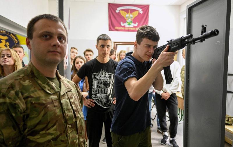 Основи загально-військової підготовки. Які нововведення очікують на чоловічих студентів з 2025 року?