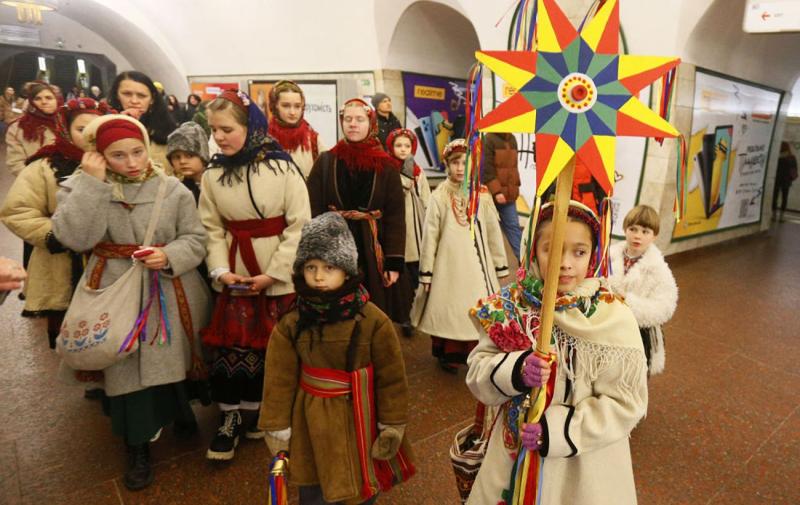 Що відбувається на Різдво: співають колядки, щедрують чи сіють?