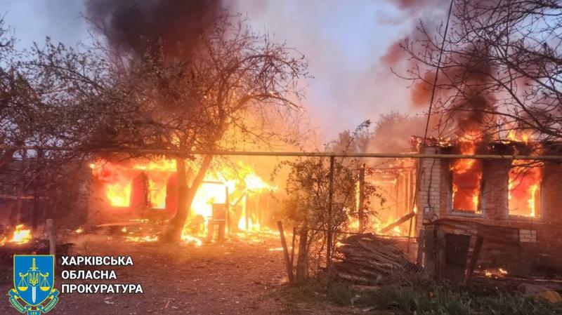 Російські війська завдали удару з КАБ по населеному пункту в Харківській області: вогонь охопив житлові будівлі, постраждала пошта, двоє осіб отримали поранення.