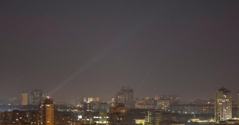 У Києві внаслідок російської атаки знищено базу відпочинку, одна особа отримала травми, повідомив Кличко.