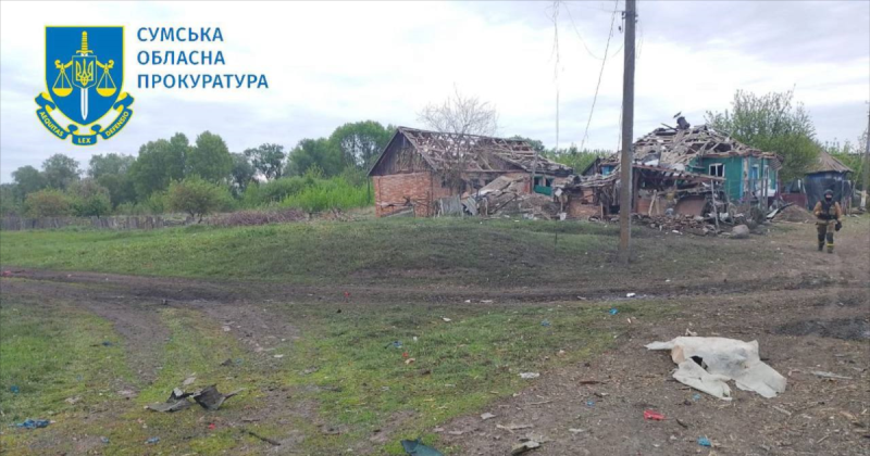 Внаслідок нічних обстрілів з боку Росії на Сумщині загинула одна жінка, а ще двоє осіб отримали поранення, повідомляє прокуратура.