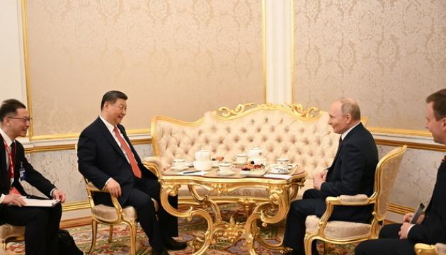 Сі Цзіньпін провів бесіду з Путіним щодо ситуації в Україні.