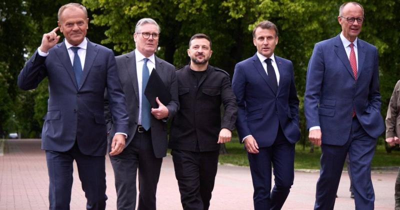 Європейський Союз вирішив відкласти введення санкцій проти Росії до зустрічі між Зеленським і Путіним у Стамбулі, повідомляє Bloomberg.