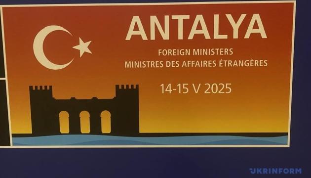 У Анталії стартував другий день переговорів міністрів закордонних справ держав НАТО.