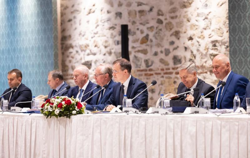 Ультиматум Мединського, захист прав російськомовних громадян та реакція України: свіжі подробиці перемовин у Стамбулі.